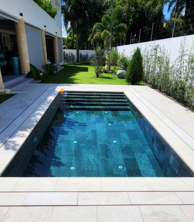 Basen z ceramicznym wykończeniem Rosa Gres, przykładowa realizacja z katalogu Unique Pools 2026
