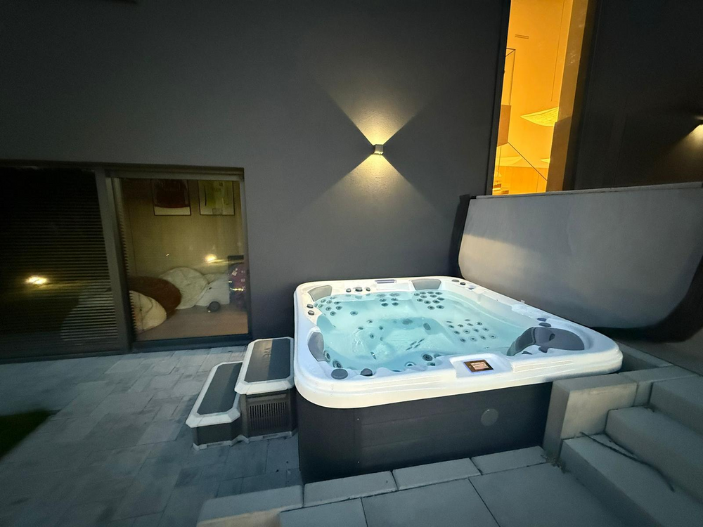 Wellis BoraBora wanna SPA z hydromasażem w aranżacji ogrodowej