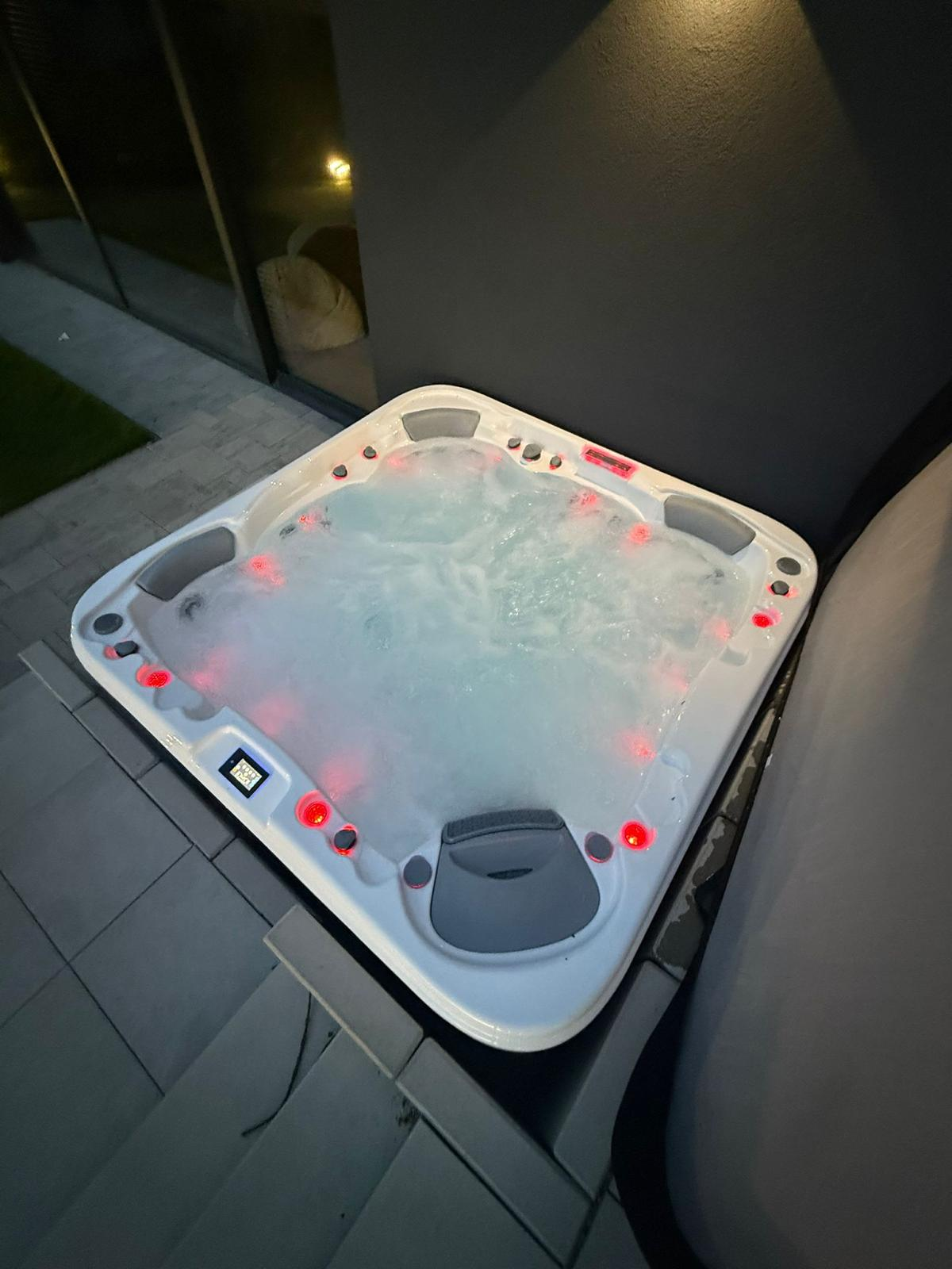 Wellis BoraBora wanna SPA z czerwonym podświetleniem LED