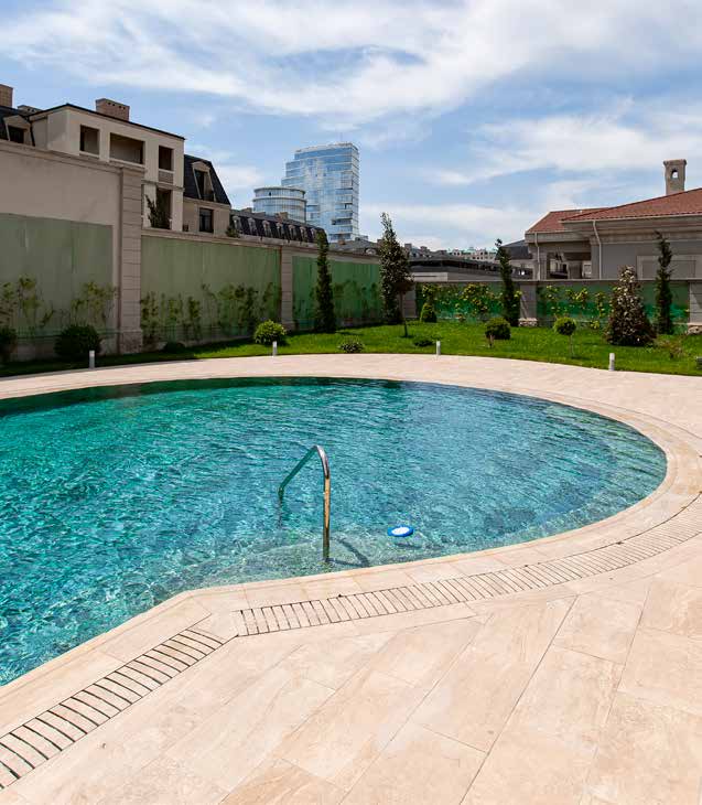 Przykładowy basen przelewowy Prestige z ceramiczną kratką Flex Rosa Gres