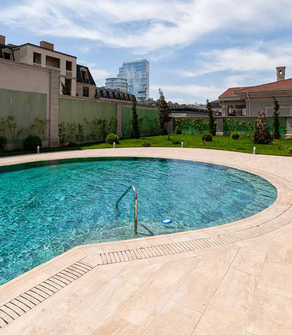 Przykładowy basen przelewowy Prestige z ceramiczną kratką Flex Rosa Gres