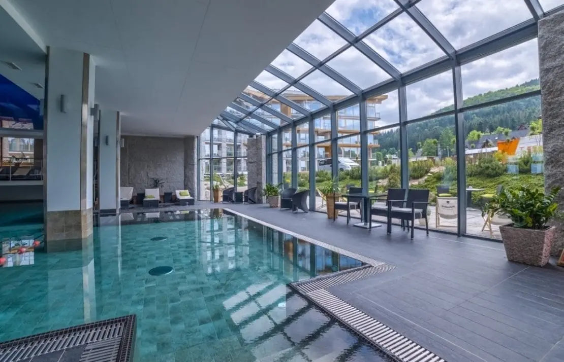Basen kryty z przeszkloną ścianą – realizacja DELFIN SPA